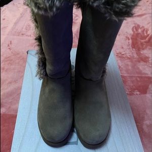 Bearpaw Boots New Size 8